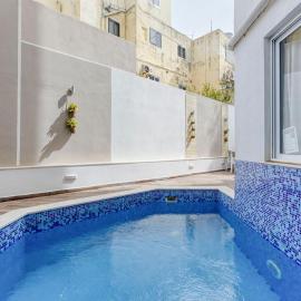 A lovely 4BR home with private POOL & BBQ by 360 Estates, hotel in Is-Swieqi