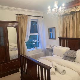 Brackfield House double and single bed free breakfast parking strong wifi، فندق في Killaloo
