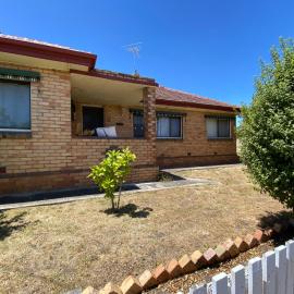 6 Beds-Whole House with 4 bedrooms -Stawell - share accommodation - 3 rooms for 5 gusts are available