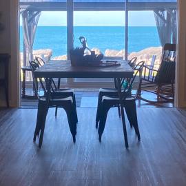 Casa Azul- Entire Lakefront Cottage with Hot Tub, hotell i Leamington