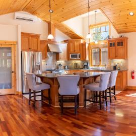 Coyote Run Refuge - 2 Hot Tubs, Pet Friendly, Minutes to Downtown Truckee & Northstar Resort!