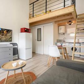 Studio mezzanine "chaumiane" proche de la gare