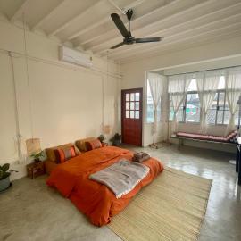 Baan KhaoSoi - Private room in a rooftop hostel 3rd floor, hotelli kohteessa Khlong San