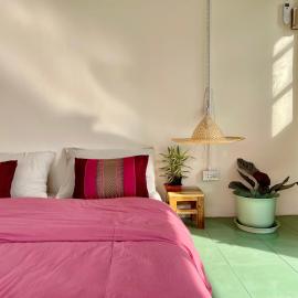Baan KhaoSoi - Private room in a rooftop hostel 4th floor, hotelli kohteessa Khlong San