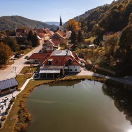 Kozjanski dvor, готель у місті Подчетртек