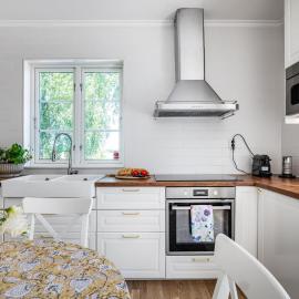 Gård med egen sjö med bryggbåt, nyrenoverat!, hotel in Katrineholm
