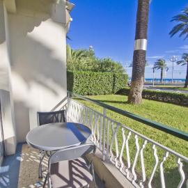 Garden Floor Condo with Promenade Sea View, отель в Ницце