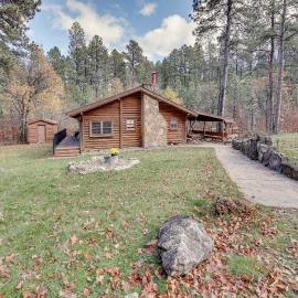 Remote Escape: Sturgis Cabin on 20 Private Acres!, hotell sihtkohas Sturgis
