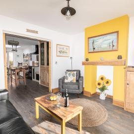 2-Bedroom Stylish, Cosy & Bright Cottage, Pet Friendly, Sleeps 5, Titchfield Village - by Blue Puffin Stays