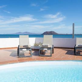 Villa Remos with Beachfront Views Private Heated Pool Fast Wifi BBQ by Amazzzing Travel, hotel v destinaci La Oliva