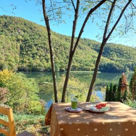 "Kod dva kestena"Warm and cozy house with lake view sauna, hotel in Međuvršje