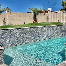 Paradise Oasis! Waterfall pool & spa, hotel in Lake Havasu City