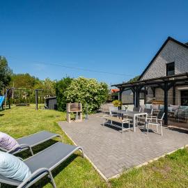 Ferienhaus Landlust - Erholung mit Fasssauna und Whirlpool nahe Binz!, hotell i Zirkow