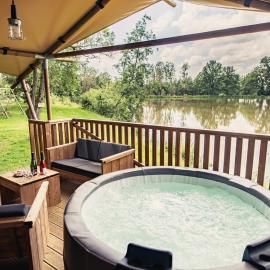 Tente lodge insolite Jacuzzi privatif en pleine nature – hotel w mieście Thiel-sur-Acolin