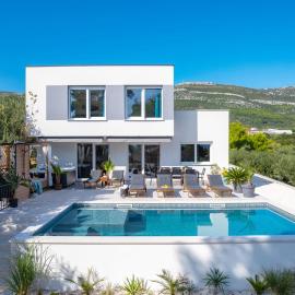 Villa Lea with 4 bedrooms, 40sqm pool, Hot-Tub, 2km from beach