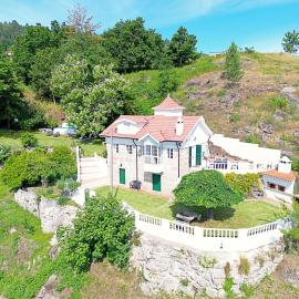 Casa dos Plátanos near the center of Amarante, Golf Course and Water Park., hotel en Amarante