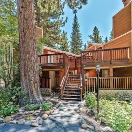 Perfect location walk to town and nature, Hotel in Incline Village