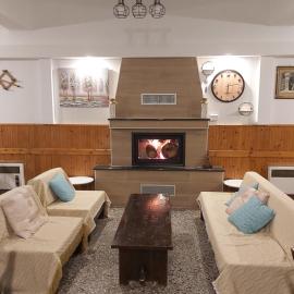 Ermis Hotel, מלון בDhríza