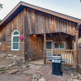 Rustic Log Cabin w/ Studio ~ 5 Mi to Pikes Peak!
