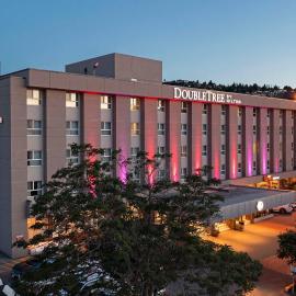 DoubleTree by Hilton - Kamloops, viešbutis mieste Kamlupsas
