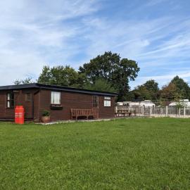 Log cabin with secure garden, Hotel in Haxey