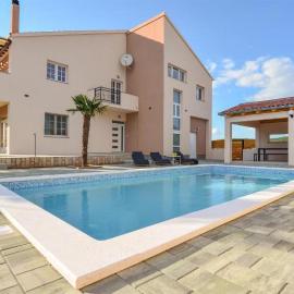 Amazing Apartment In Kasic With Wifi โรงแรมในKašić
