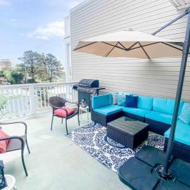 Luxury Townhouse w/ Golf Cart & Private Elevator, hotel in Carolina Beach
