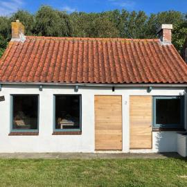Authentic cottage Sasput, near beaches, hotel in Schoondijke