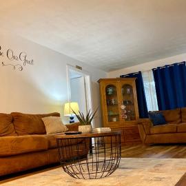 Luxury 5BR, 2 BA home near Notre Dame- Game Room!, hotel u gradu Saut Bend
