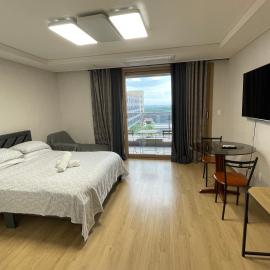 Spacious Luxury Condo w/ kitchen beside Hilton Clark D’Heights, khách sạn ở Pampang