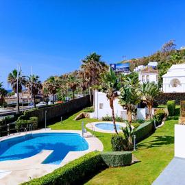 La Paloma beach apartment with pool By Casa del sol HR, hotel v destinácii Manilva