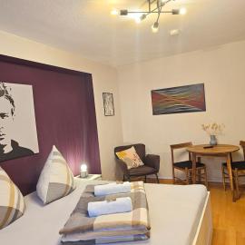 Doppelzimmer in Privathaus I geteiltes Bad & Küche I mit dem Zug 4 min bis zum Hauptbahnhof