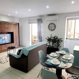 New&Cosy Apartment with Balcony, hotel in San Ġwann