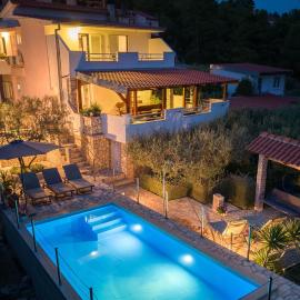 Holiday house Stupalo- with private pool, both floors air-conditioned, hotel in Rukavac