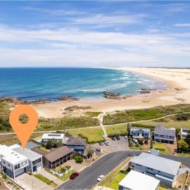 Birubi First Wave, 45a Ocean Ave - pet friendly, waterfront, waterviews, air con, Wi-Fi, hotel v destinaci Anna Bay