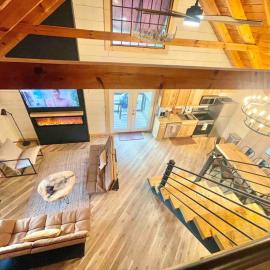 Modern lake side nest• HOTUB Fenced YARD king beds، فندق في سيفيرفيل