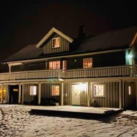 Hjemmekoselig leilighet i underetasje, hotell sihtkohas Norem