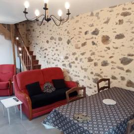 Gîte entier plein centre de St Léo, 2 ch, 4 pers, hotel i Saint-Léonard-des-Bois