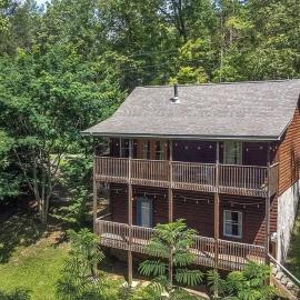 Smokey Mountain Retreat, new hot tub, game room, sleeps 8!
