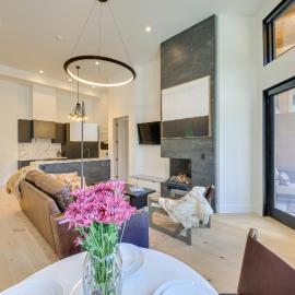 Luxe Schweitzer Condo w/ Hot Tub: Ski-In/Ski-Out!, hotel em Sandpoint