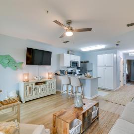 Gulf Coast 'Cozy Condo' w/ Pool: Walk to Beach!, hótel í Orange Beach