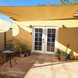 Guesthouse w/ private access and patio, hotel in Tucson
