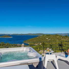 Villa Sun House with Rooftop Jacuzzi & Sea View - Happy Rentals, khách sạn ở Dragove