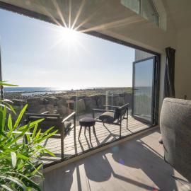 Stylish Coastal House with Stunning Ocean View, hotel u gradu Borhaug
