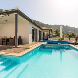 Casa Mia, a Dream Spot With Heated Pool, Hotel in Arco da Calheta
