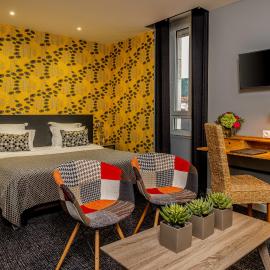 Nouvel Hôtel & Appartements, מלון באויונה