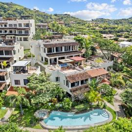 Tropical Gardens Suites and Apartments, hotel in Coco