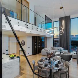 Elegant Seaview Penthouse 3BR Ensuite Luxury Retreat with Sauna and Free Parking, hotel u gradu Talin