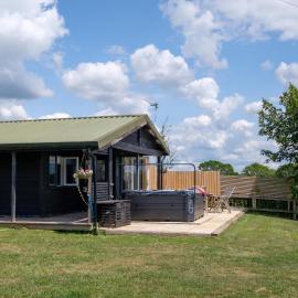 Ash Lodge - Exclusive Lodge with Hot Tub and stunning views, hotell sihtkohas Bradpole