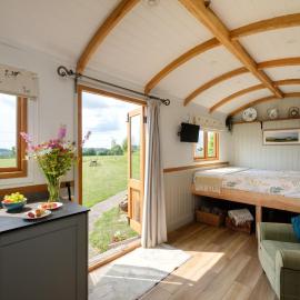 The Acorn - Luxury Shepherds Hut hot tub panoramic views, hotell sihtkohas Bradpole